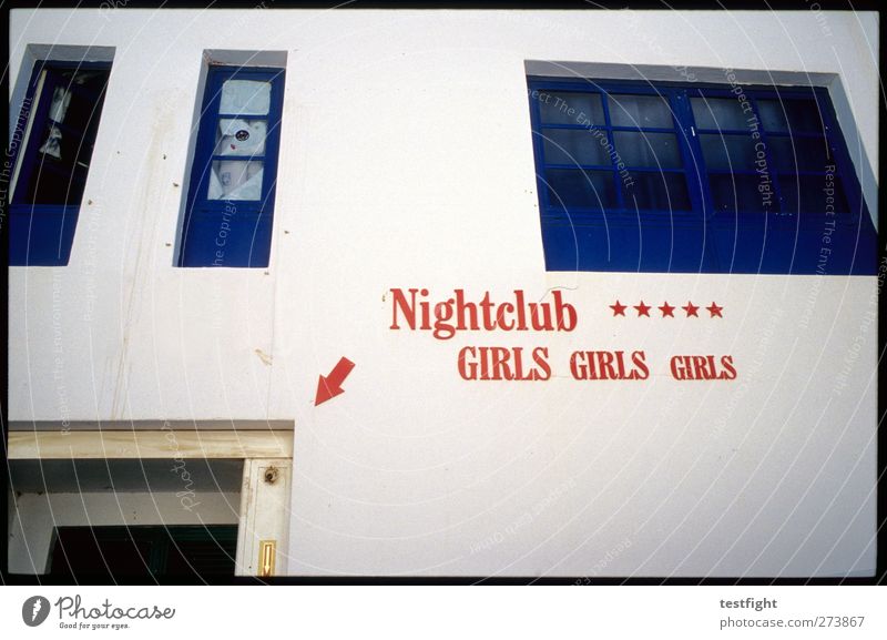 girls girls girls Nachtleben Fassade Nachtclub Farbfoto Außenaufnahme Bildausschnitt Eingang Typographie Hinweisschild Rotlichtviertel