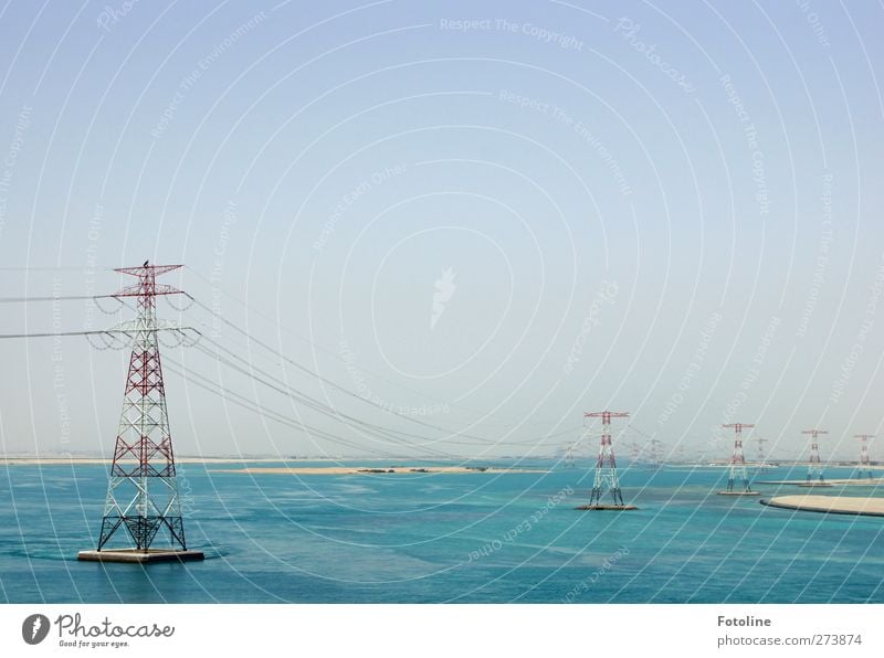 Energie!!! Umwelt Natur Urelemente Erde Sand Wasser Himmel Wolkenloser Himmel Meer Wüste heiß hell Wärme blau rot weiß Elektrizität Strommast Kabel Abu Dhabi