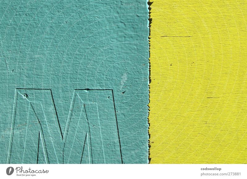 "em," op. cit. Fassade Holz Zeichen Schriftzeichen gelb grün M minimalistisch Farbfoto Außenaufnahme Menschenleer Textfreiraum links Textfreiraum oben