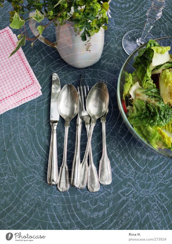 Tischlein deck dich II Salat Salatbeilage Ernährung Besteck Messer Gabel Löffel blau grün rosa Tischwäsche Serviette Farbfoto Außenaufnahme Menschenleer