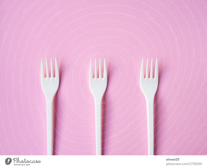 Plastik Gabelmuster auf rosa Hintergrund Besteck Design Tisch Küche Accessoire Kunststoff hell weiß Farbe farbenfroh Kopie essen Gerät Gabeln horizontal