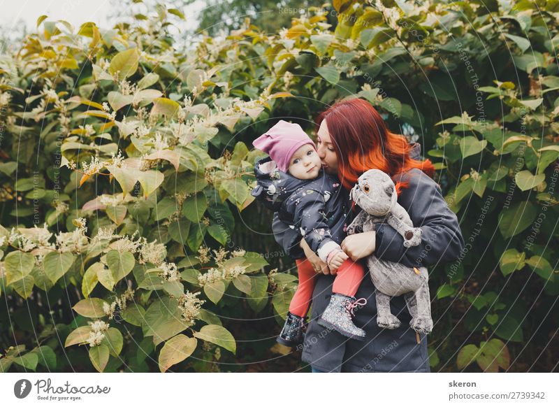 glückliche Familie: Mutter und Tochter beim Spaziergang Lifestyle Freizeit & Hobby Abenteuer ausgehen Kindererziehung Bildung Kindergarten Mensch feminin Baby