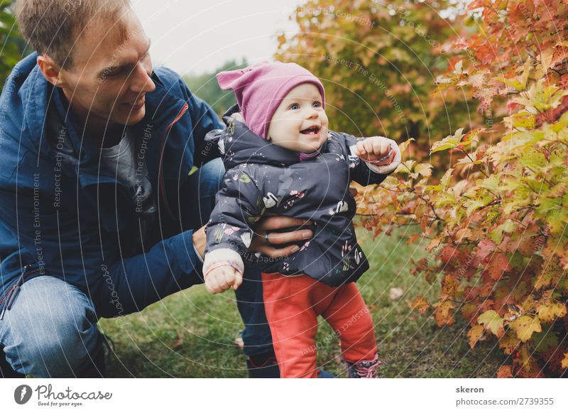 junger Vater geht mit seiner kleinen Tochter spazieren. Lifestyle Freizeit & Hobby Kindererziehung Bildung Arbeit & Erwerbstätigkeit Beruf Mensch maskulin Baby