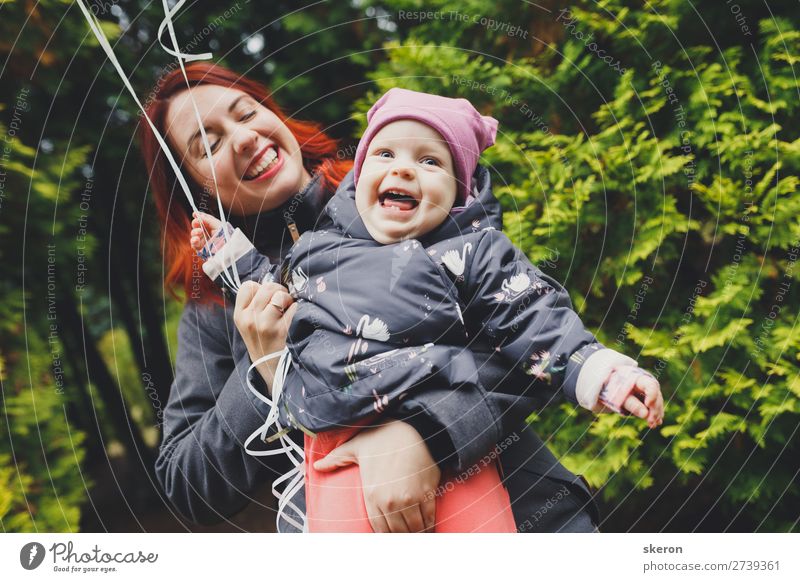 Glückliche Familie: Junge Mutter geht mit ihrem Kind im Park spazieren. Lifestyle Freizeit & Hobby Spielen Städtereise Muttertag Mensch feminin Baby Erwachsene