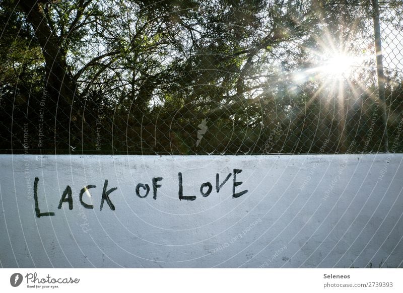 Lack of Love Sonne Sonnenlicht Mauer Wand Fassade Zeichen Schriftzeichen Graffiti loyal Zusammensein Liebe Verliebtheit Treue Traurigkeit Liebeskummer Farbfoto
