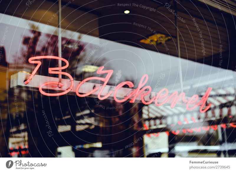 Neon sign with 'Bäckerei' Lebensmittel genießen Leuchtreklame Neonlicht Werbung leuchtende Farben Glasscheibe Fachgeschäft Deutsch Farbfoto Außenaufnahme