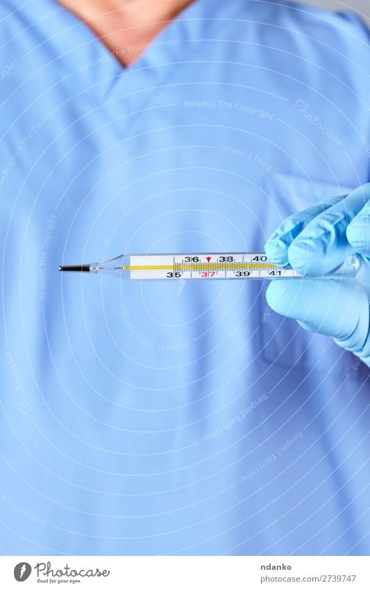 Arzt mit einem Glas-Quecksilberthermometer Gesundheitswesen Behandlung Krankheit Medikament Krankenhaus Mensch Hand Finger blau Stress Genauigkeit Thermometer