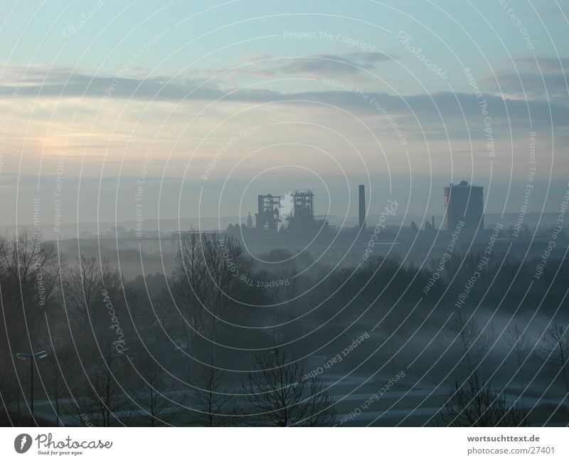 Industrie im Nebel Wolken Hintergrundbild Sonnenaufgang Fabrik Industriefotografie Stimmung Morgen Seil Landschaft Stromkraftwerke