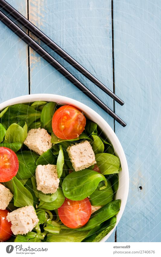 Veganer Tofusalat mit Tomaten und Feldsalat in der Schüssel Salatbeilage Gesundheit Gesunde Ernährung Diät Vegane Ernährung Vegetarische Ernährung Blatt