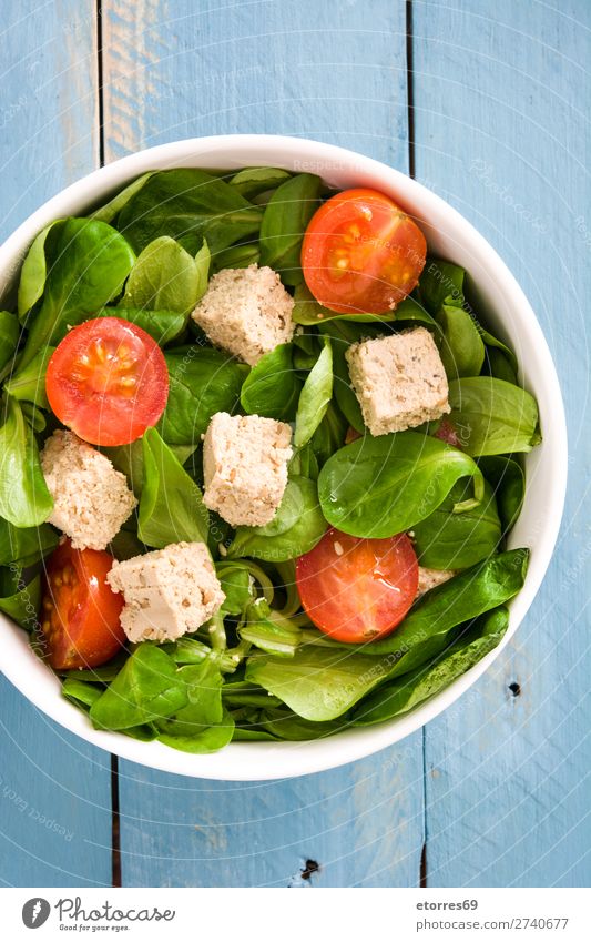 Veganer Tofusalat mit Tomaten und Feldsalat Salatbeilage Gesundheit Diät Vegane Ernährung Vegetarische Ernährung Blatt Essstäbchen Kirsche roh grün