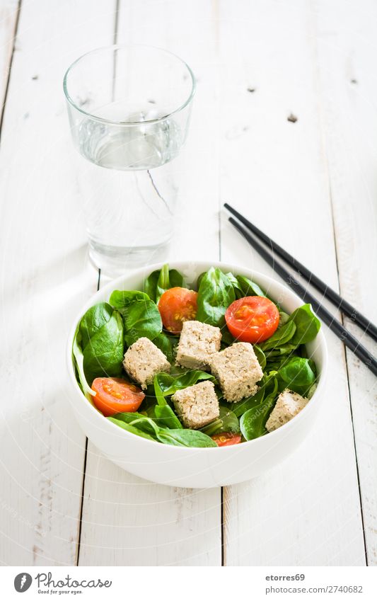 Veganer Tofusalat mit Tomaten und Feldsalat in der Schüssel Salatbeilage Gesundheit Gesunde Ernährung Diät Vegane Ernährung Vegetarische Ernährung Blatt