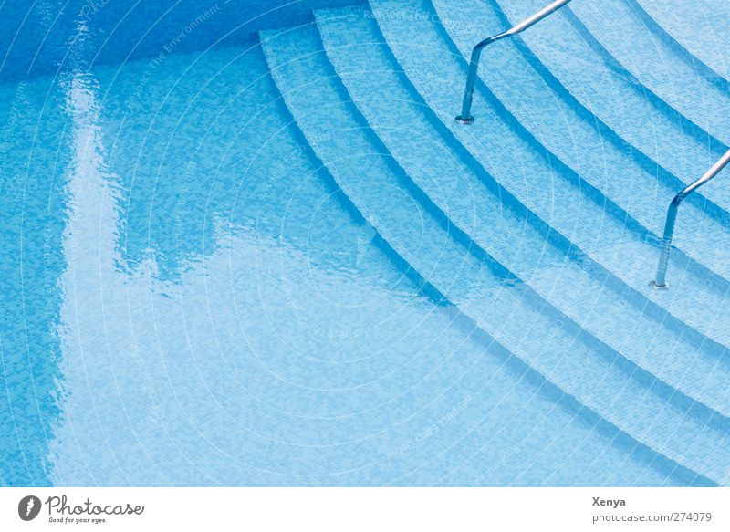 Abkühlung Schwimmen & Baden Ferien & Urlaub & Reisen Schwimmbad Wasser nass blau Erfrischung Kühlung Treppe Außenaufnahme Menschenleer Textfreiraum links Tag