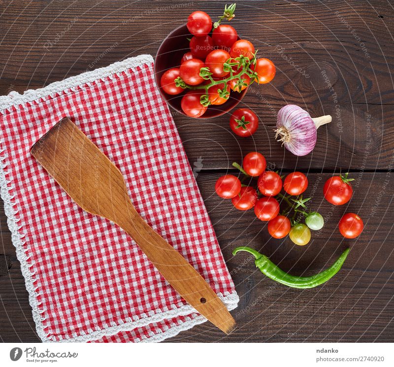 rotes Textil-Küchentuch und frische Kirschtomaten Gemüse Ernährung Vegetarische Ernährung Tisch Natur Holz natürlich oben saftig grün Essen zubereiten Ackerbau
