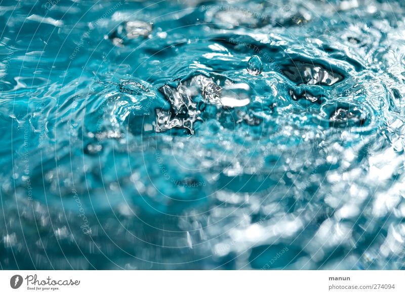 Wasserwirbel Natur Wassertropfen Wasseroberfläche frisch kalt nass natürlich Sauberkeit blau rein Farbfoto Menschenleer