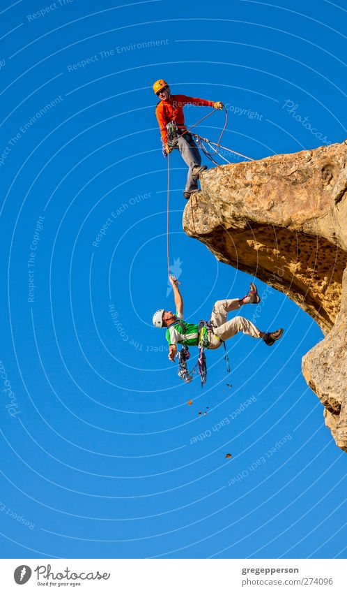 Klettergruppe in Schwierigkeiten. Leben Abenteuer Klettern Bergsteigen Seil maskulin Mann Erwachsene 2 Mensch 30-45 Jahre Felsen Gipfel fallen fangen festhalten