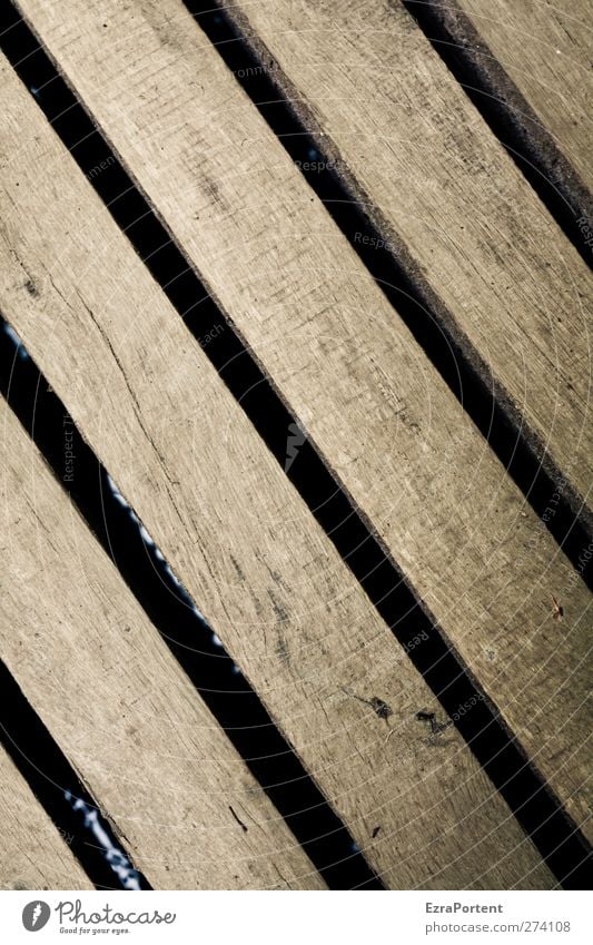 Zwischenraum Holz Linie braun Steg diagonal Holzbrett Spalte minimalistisch abstrakt Gedeckte Farben Außenaufnahme Menschenleer Tag