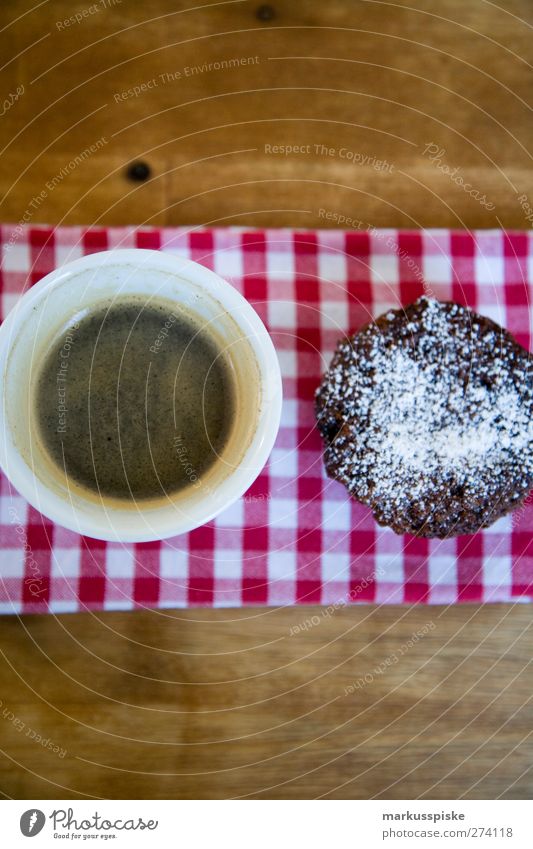 schoko muffin mit kaffee schwarz Lebensmittel Teigwaren Backwaren Süßwaren Muffin Cupcake süß Puderzucker Schokolade Ernährung Frühstück Kaffeetrinken