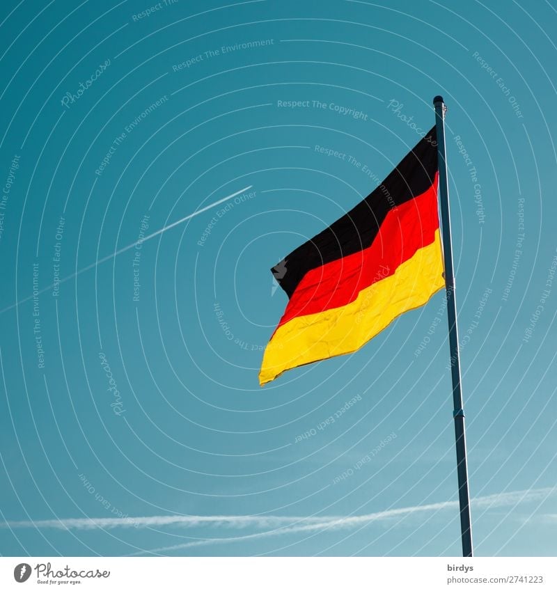 es geht aufwärts Wolkenloser Himmel Schönes Wetter Wind Deutsche Flagge Deutschland Luftverkehr Kondensstreifen Fahne leuchten ästhetisch authentisch positiv