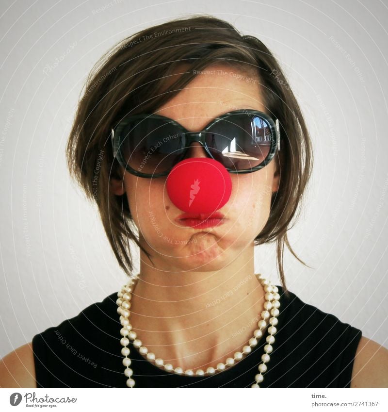 5.000 time.s | Tschingderassabumm feminin Frau Erwachsene 1 Mensch Künstler Schauspieler Clown T-Shirt Accessoire Schmuck Sonnenbrille Halskette brünett