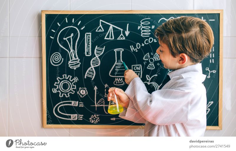 Junge, der als Chemiker gekleidet ist und auf eine Tafel zeigt. Glück Wissenschaften Kind Schule Labor Mensch Mann Erwachsene Krawatte blond Lächeln klug