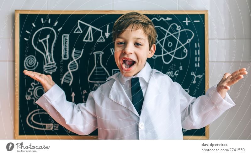 Kind verkleidet als Wissenschaftler und Tafel Glück Wissenschaften Labor Mensch Junge Mann Erwachsene Krawatte blond authentisch lustig klug clever Fundstück