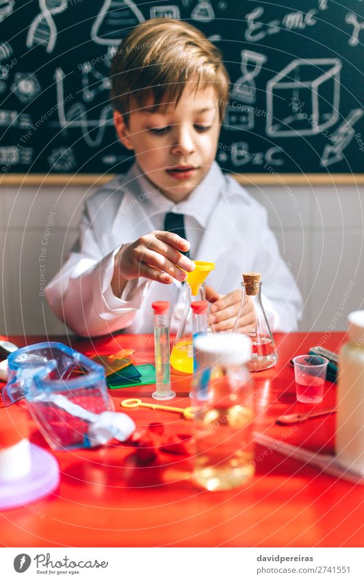 Junge spielt mit Chemie-Spiel Spielen Wissenschaften Kind Schule Tafel Labor Mensch Mann Erwachsene Krawatte Denken klug Interesse Chemiker Trichter Flasche