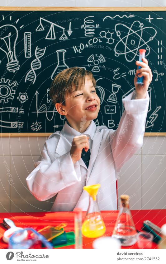 Junge spielt mit Chemie-Spiel Spielen Wissenschaften Kind Tafel Labor Mensch Mann Erwachsene Denken klug Fürsorge Chemiker Reagenzglas Formel Erfindung