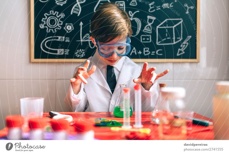 Junge spielt mit Chemie-Spiel Spielen Wissenschaften Kind Schule Tafel Labor Mensch Mann Erwachsene Krawatte Denken klug Interesse Experiment Flasche