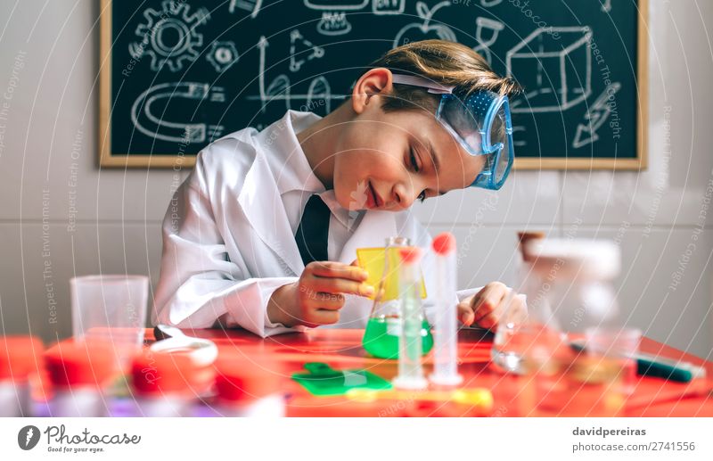 Junge Chemiker spielt mit Chemie Spiel vor der Tafel Spielen Wissenschaften Kind Schule Labor Mensch Mann Erwachsene Denken klug Interesse Experiment Flasche