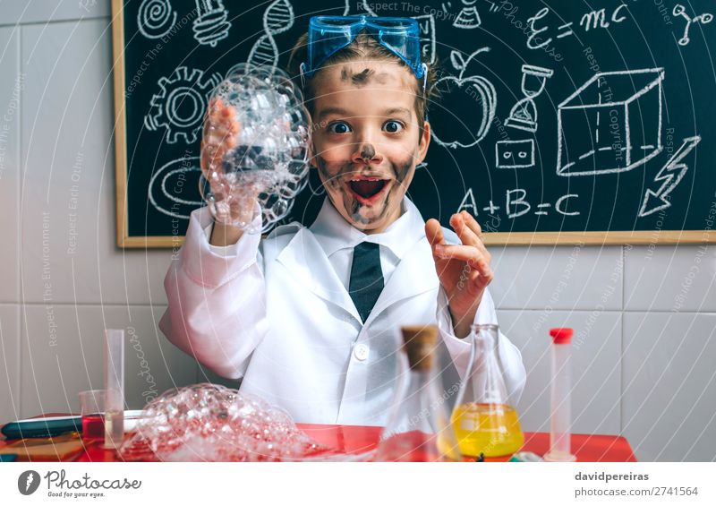 Junge als Chemiker verkleidet mit schmutzigem Gesicht nach einem Experiment Glück Spielen Wissenschaften Kind Schule Tafel Labor Mensch Mann Erwachsene Krawatte