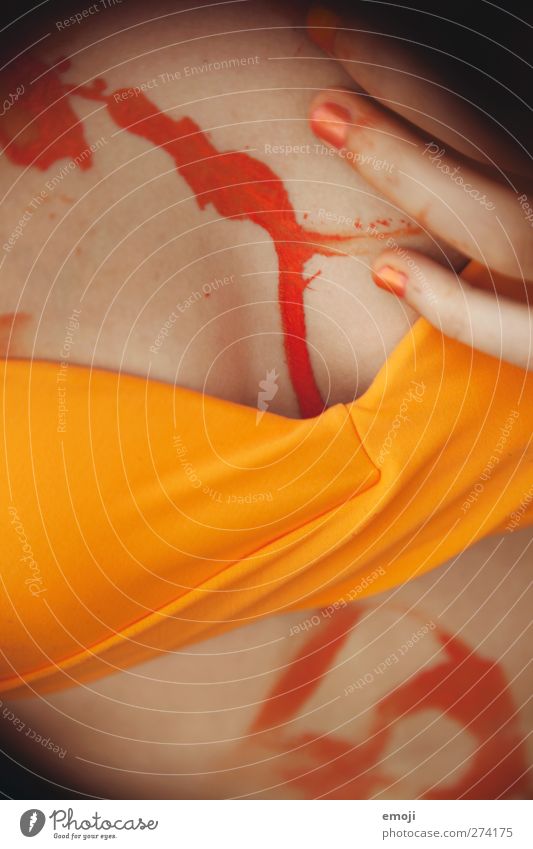 Blut geleckt Junge Frau Jugendliche Brust Frauenbrust 1 Mensch 18-30 Jahre Erwachsene Kunst Künstler Maler Bikini orange Körpermalerei Farbe Farbstoff lasziv