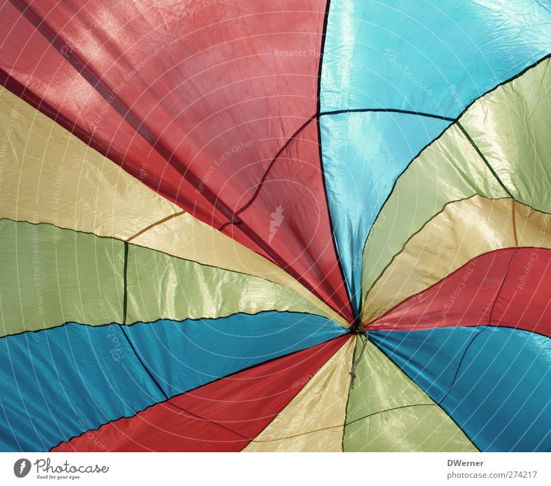 Bunt Kunstwerk Ballone Stoff Streifen Bewegung glänzend mehrfarbig regenbogenfarben Farbfoto Gedeckte Farben Außenaufnahme Detailaufnahme Strukturen & Formen