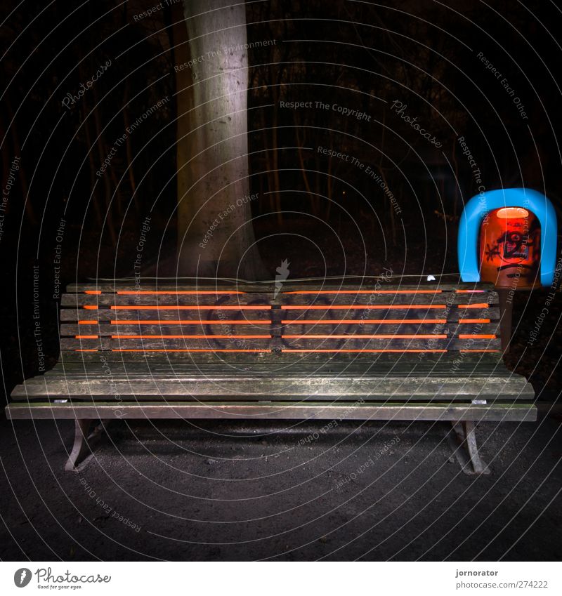 Lightscribe Art II - Illuminated Bench Stadt blau orange rot schwarz Bank dunkel geheimnisvoll Beleuchtung Kreativität Müllbehälter Baumstamm Lichtspiel