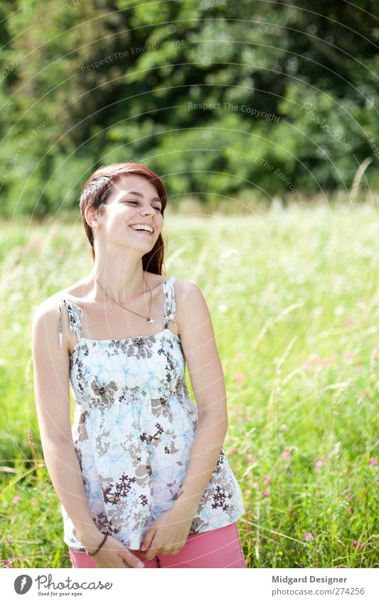 Leichtigkeit | Laura Freude Freizeit & Hobby Sommer Sommerurlaub Sonne Mensch feminin Junge Frau Jugendliche 1 18-30 Jahre Erwachsene Natur Landschaft Gras