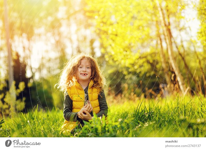 glückliches Kind Mädchen im Sommer sonniger Wald Freude Spielen Kindheit Natur Wärme entdecken natürlich gelb grün Spaziergang erkunden Sonnenuntergang Weste