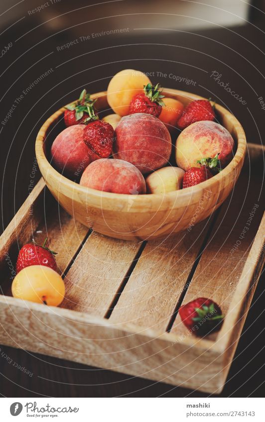 frische Sommerfrüchte auf Holzplatte. Frucht Teller Tisch Küche Natur Wachstum natürlich braun rot Pfirsich Erdbeeren Beeren Aprikose Jahreszeiten Roststab Land