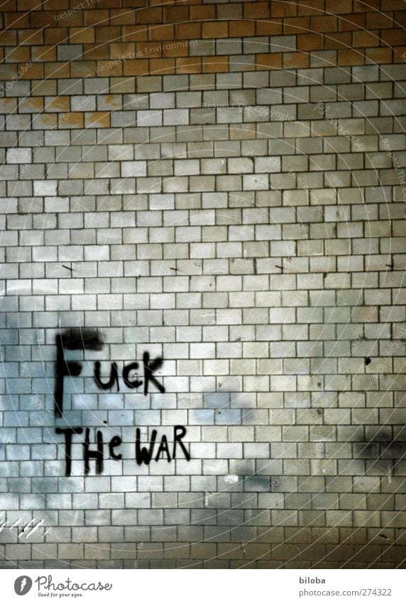 Friedensbemühungen Graffiti Fabrik braun grau schwarz weiß Mauer Krieg Farbfoto Innenaufnahme abstrakt Menschenleer Textfreiraum oben Kunstlicht
