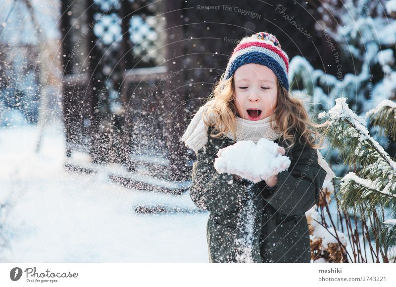 fröhliches Kind Mädchen spielt mit Schnee Freude Glück Spielen stricken Ferien & Urlaub & Reisen Winter Garten Wetter Wald Schal Hut Tropfen Lächeln lachen weiß