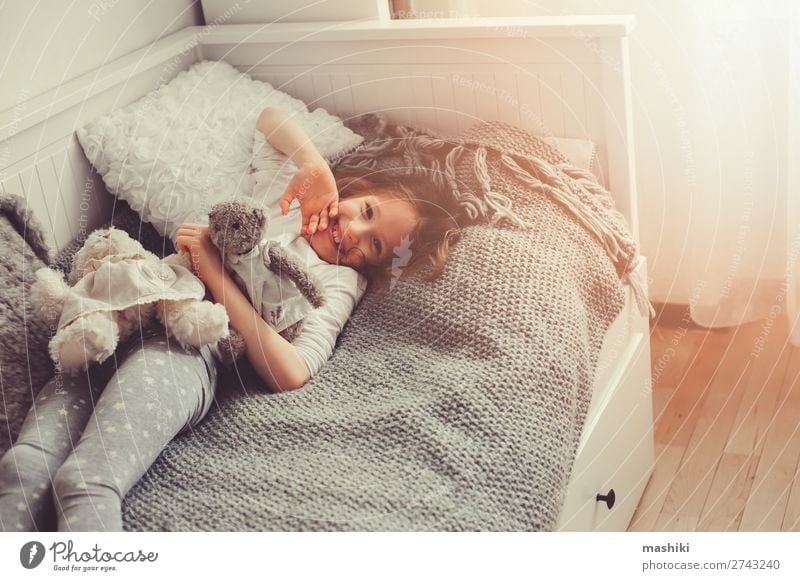 Sexy Frau im Bett liegend - ein lizenzfreies Stock Foto von Photocase
