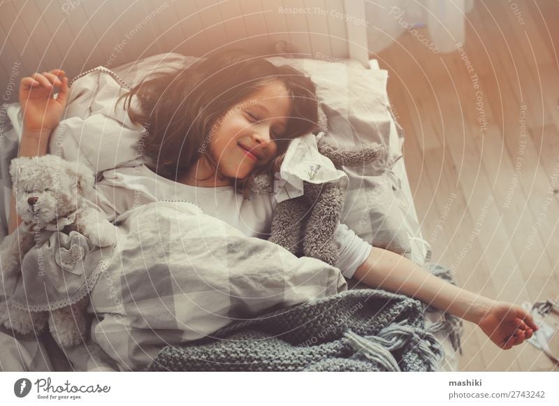 Sexy nackte tätowierte Frau im Bett liegend - ein lizenzfreies Stock Foto von Photocase