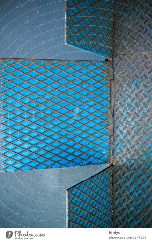 Laderampenimpression Metall Stahl eckig blau Perspektive Symmetrie Blechtafel aufgeklappt Muster Rechteck Klappe Asphalt Farbfoto Außenaufnahme Menschenleer