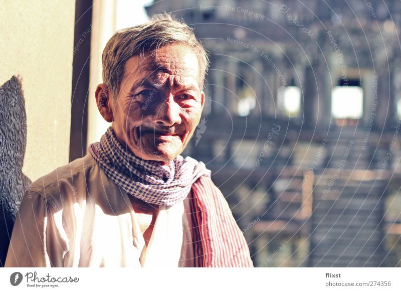 Lächeln der Weisheit Mensch maskulin Männlicher Senior Mann 1 60 und älter Zufriedenheit Optimismus Angkor Wat Kambodscha Tempel Farbfoto Außenaufnahme