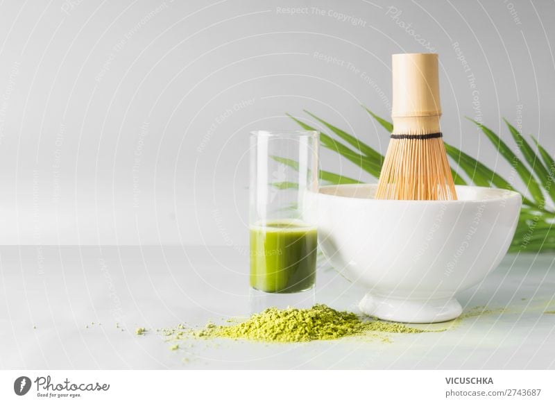 Gesunder grüner Matcha Espresso im Glas Lebensmittel Ernährung Bioprodukte Vegetarische Ernährung Diät Getränk Erfrischungsgetränk Heißgetränk Tee Geschirr