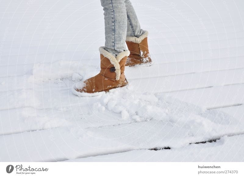 auf dem schnee Lifestyle Stil Ausflug Schnee Winterurlaub Entertainment Tanzen feminin Junge Frau Jugendliche Erwachsene Leben Beine Fuß 1 Mensch 18-30 Jahre
