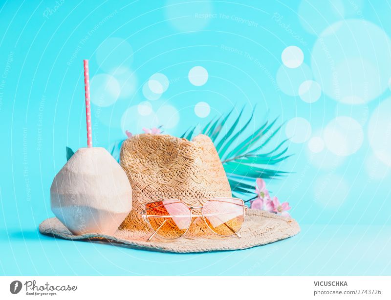 Kokosnuss Getränk mit Sonnenbrille und Strohhut Stil Design Ferien & Urlaub & Reisen Sommer Strand Accessoire Hut trendy Hintergrundbild Sommerurlaub sommerlich