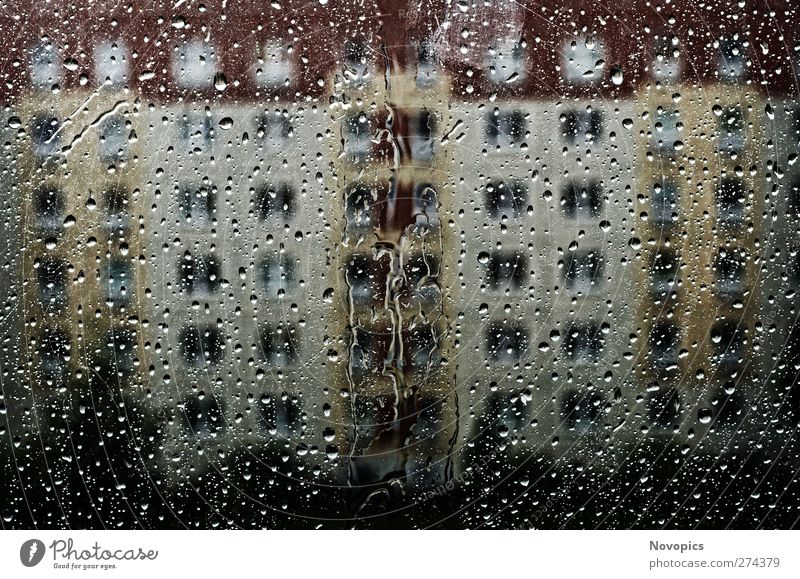 a rainy day Natur Wasser Wassertropfen Wetter Unwetter Architektur kalt nass trist gelb rot Urban Plattenbau HÃ¤userblock Tropfen Regen Struktur farbig Scheibe