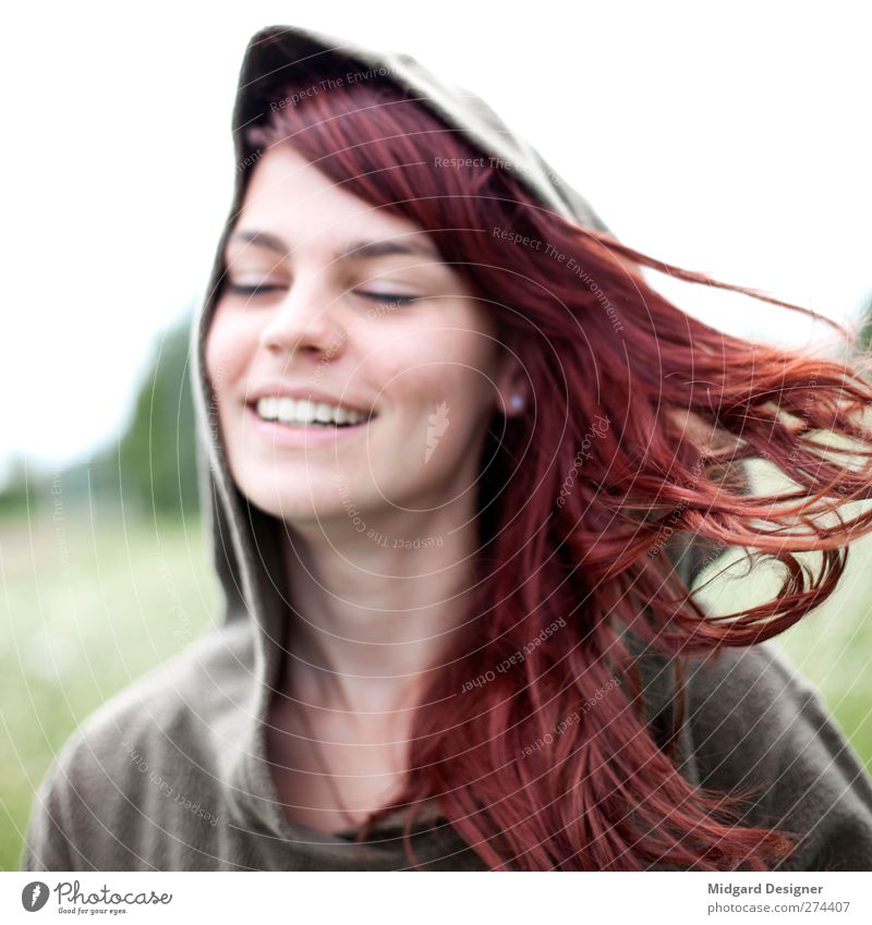 Haare | Laura Mensch feminin Junge Frau Jugendliche Haare & Frisuren 1 18-30 Jahre Erwachsene Pullover Kapuzenpullover rothaarig langhaarig gut einzigartig