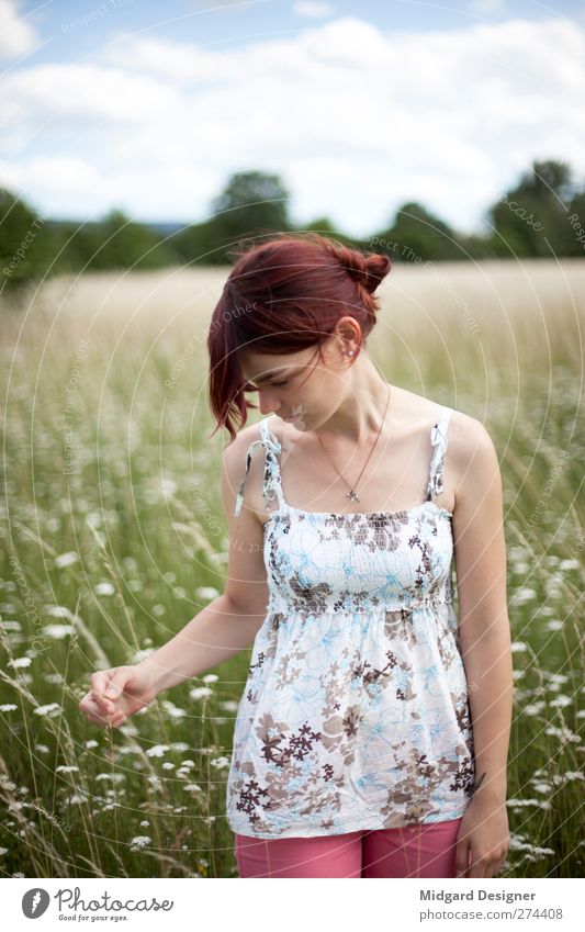 Wiese | Laura Mensch feminin 1 Natur elegant gut schön Zufriedenheit Blume rothaarig Spaziergang Feld Unschärfe Halskette Farbfoto Außenaufnahme Tag Licht