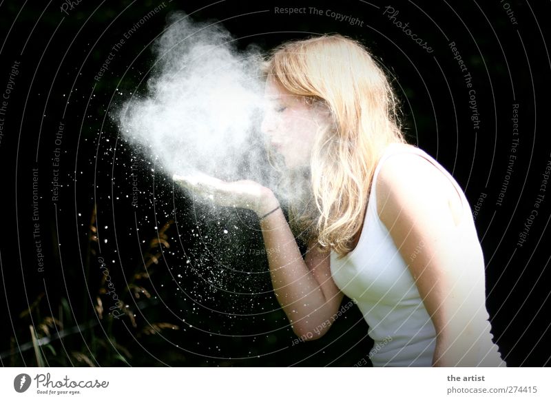 Mehlwolke Mensch feminin Junge Frau Jugendliche 1 Rauch atmen beobachten außergewöhnlich blond weiß Neugier elegant Idee Atem Kunst Phantasie Farbfoto