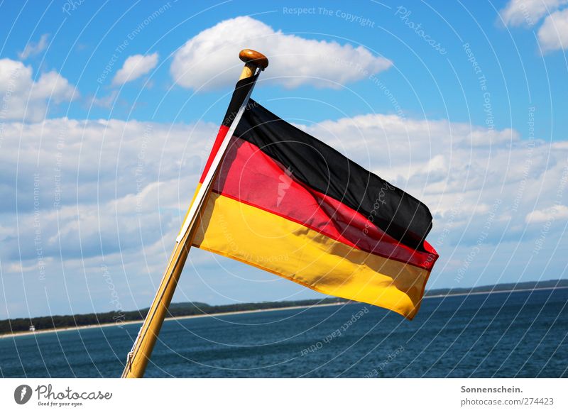 Schwarz, Rot, Gold Himmel Wolken Schönes Wetter Küste Ostsee Meer See Schifffahrt Wasserfahrzeug Zeichen Bundesadler Streifen Fahne Bekanntheit frei
